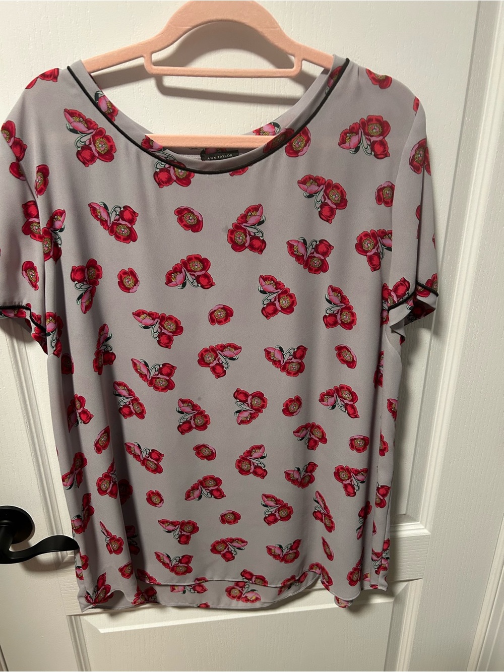 Ann Taylor Gray Short-Sleeve Floral Tee with Red Flower Print
